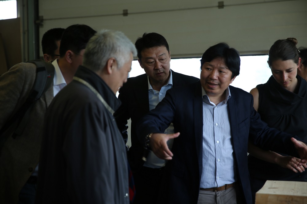 國家工信部、國家標(biāo)準(zhǔn)化委員會(huì)、德國經(jīng)濟(jì)和能源部在德國萊比錫召開了《中德智能制造/工業(yè)4.0標(biāo)準(zhǔn)化工作組會(huì)議》。會(huì)議期間，一行人參觀了位于德國萊比錫的德國國寶博蘭斯勒鋼琴廠
